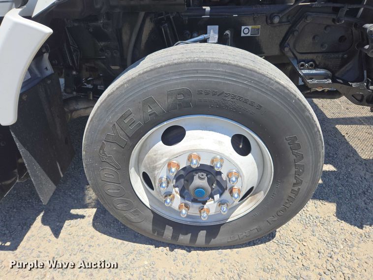 image for item DH8669 2016 Kenworth T880 semi truck