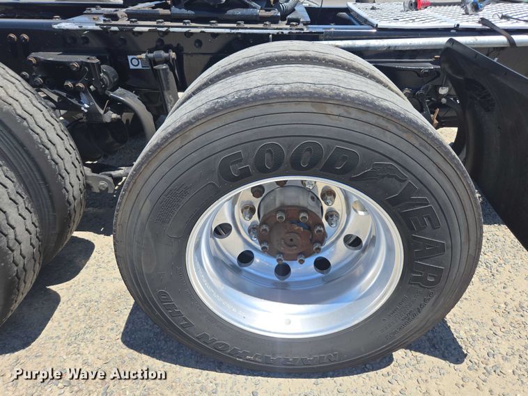 image for item DH8669 2016 Kenworth T880 semi truck