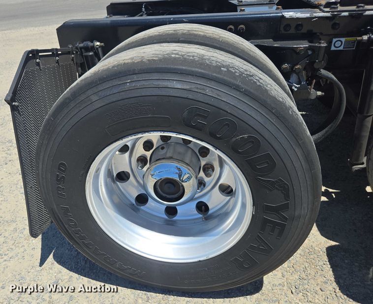 image for item DH8669 2016 Kenworth T880 semi truck