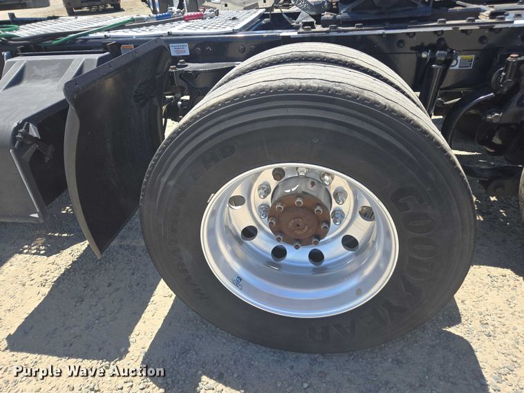 image for item DH8669 2016 Kenworth T880 semi truck