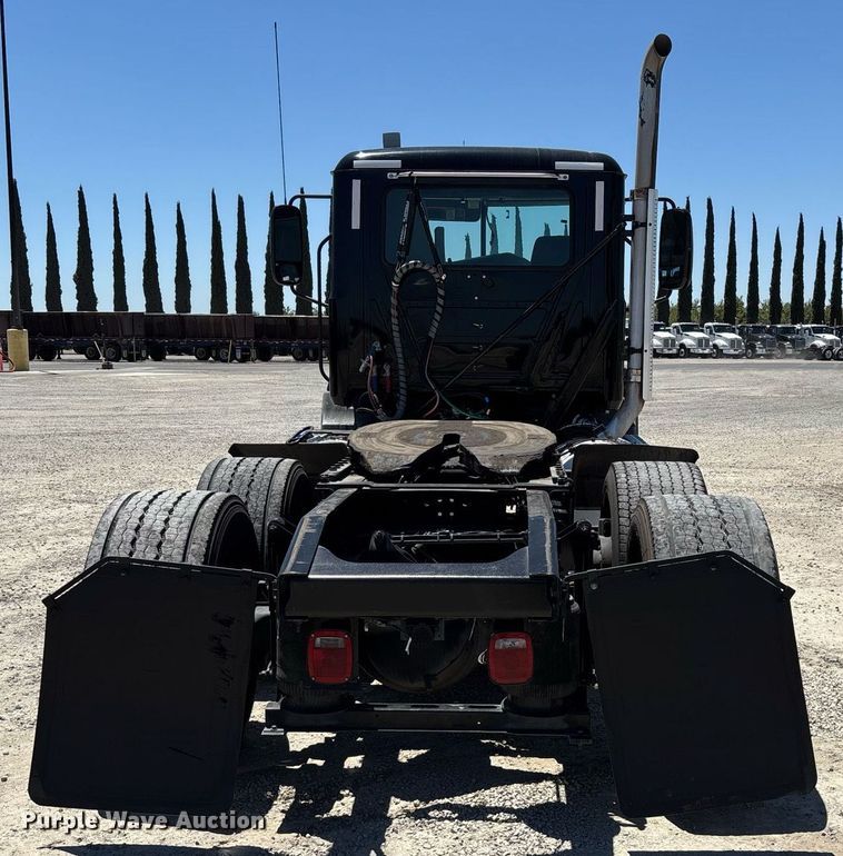 image for item DH8670 2018 Mack CXU613 semi truck