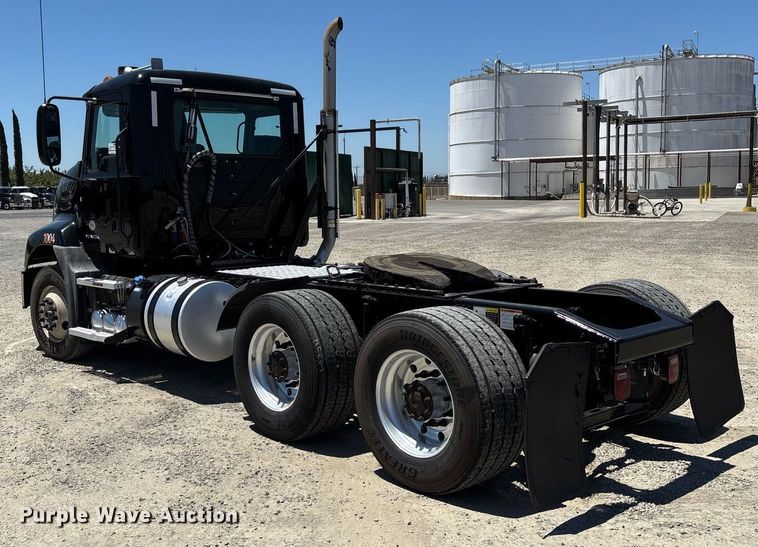 image for item DH8670 2018 Mack CXU613 semi truck