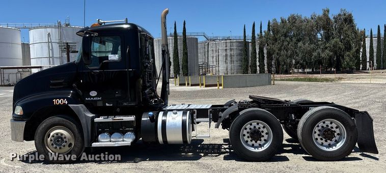 image for item DH8670 2018 Mack CXU613 semi truck