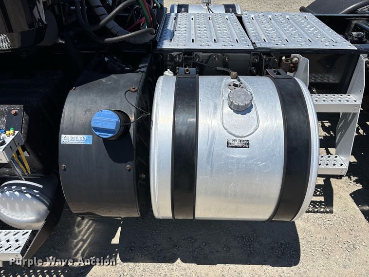 image for item DH8670 2018 Mack CXU613 semi truck