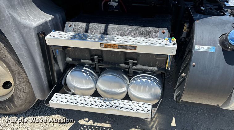 image for item DH8670 2018 Mack CXU613 semi truck