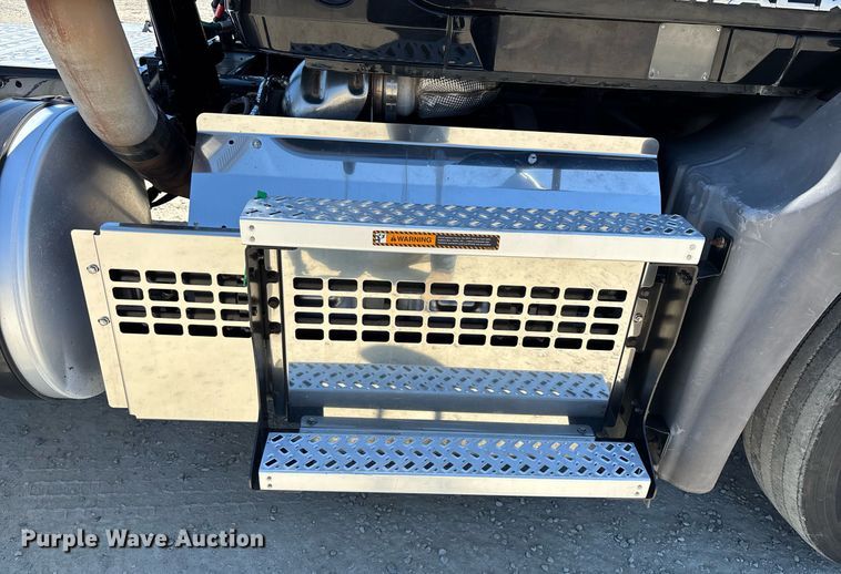 image for item DH8670 2018 Mack CXU613 semi truck