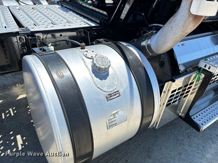 image for item DH8670 2018 Mack CXU613 semi truck