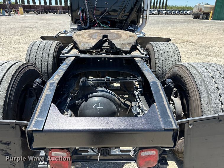 image for item DH8670 2018 Mack CXU613 semi truck