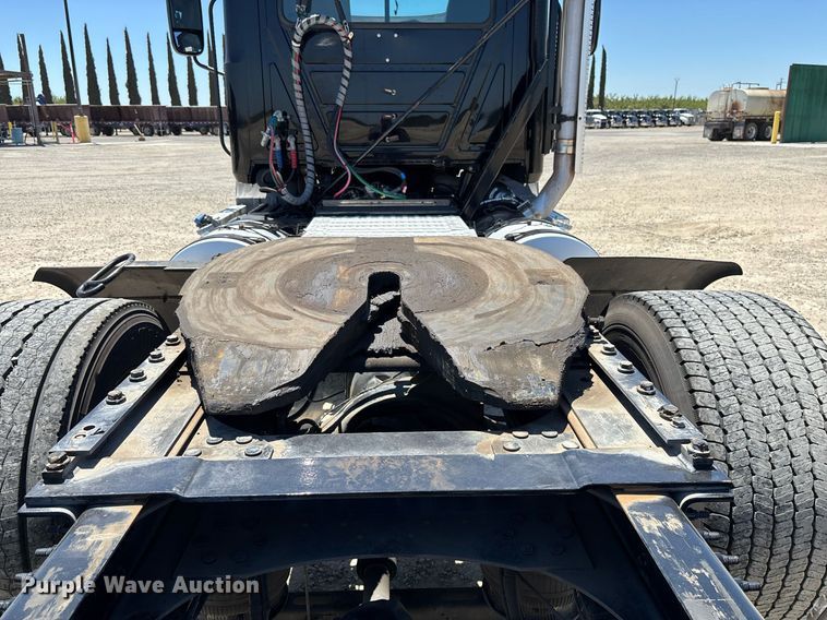 image for item DH8670 2018 Mack CXU613 semi truck