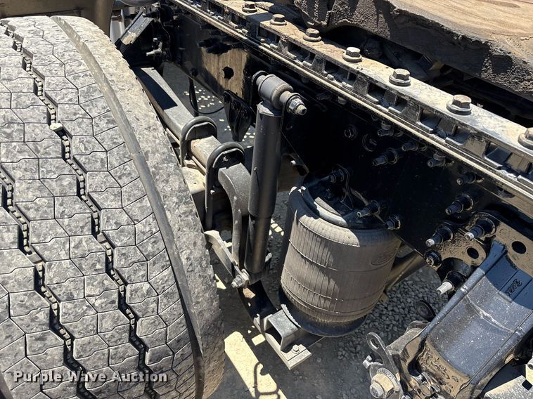 image for item DH8670 2018 Mack CXU613 semi truck