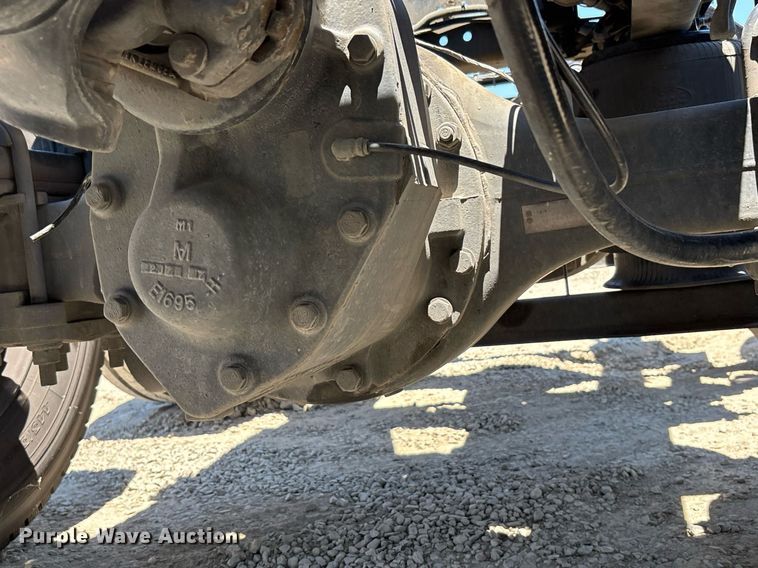 image for item DH8670 2018 Mack CXU613 semi truck