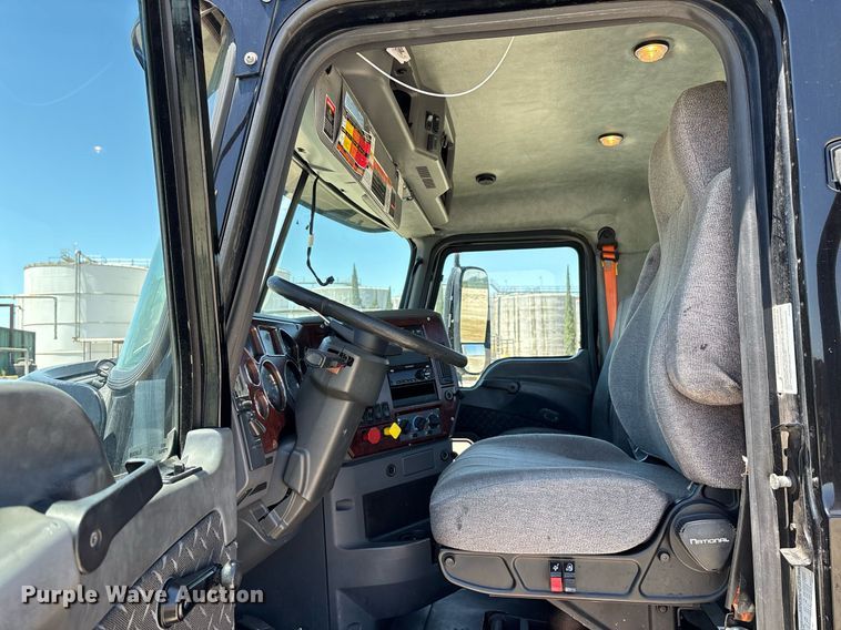 image for item DH8670 2018 Mack CXU613 semi truck