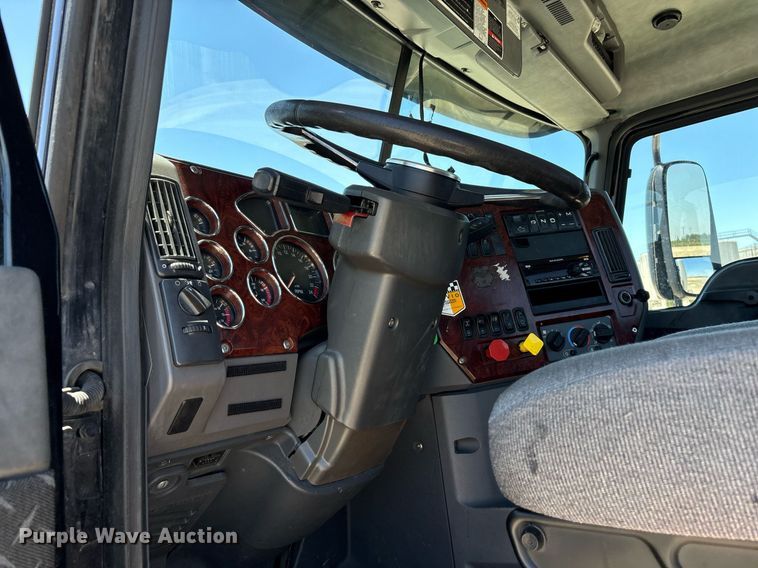 image for item DH8670 2018 Mack CXU613 semi truck