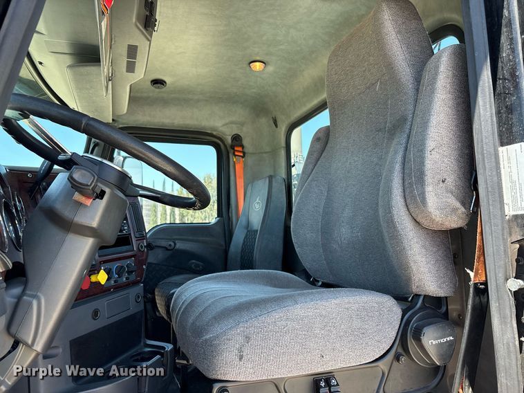 image for item DH8670 2018 Mack CXU613 semi truck