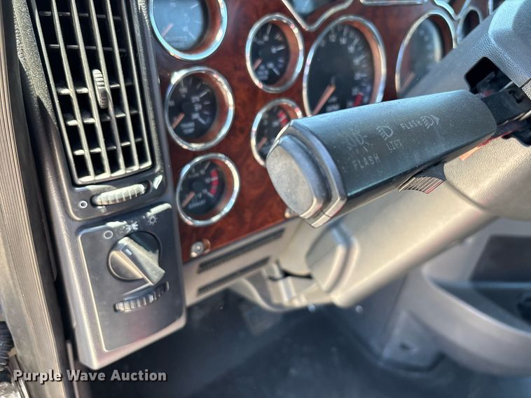 image for item DH8670 2018 Mack CXU613 semi truck