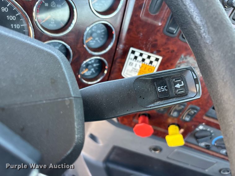 image for item DH8670 2018 Mack CXU613 semi truck