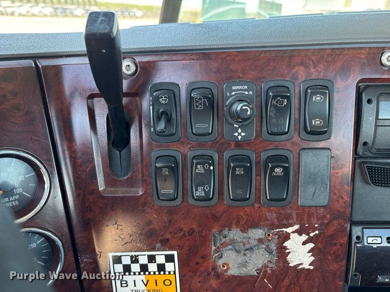 image for item DH8670 2018 Mack CXU613 semi truck