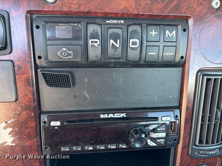 image for item DH8670 2018 Mack CXU613 semi truck