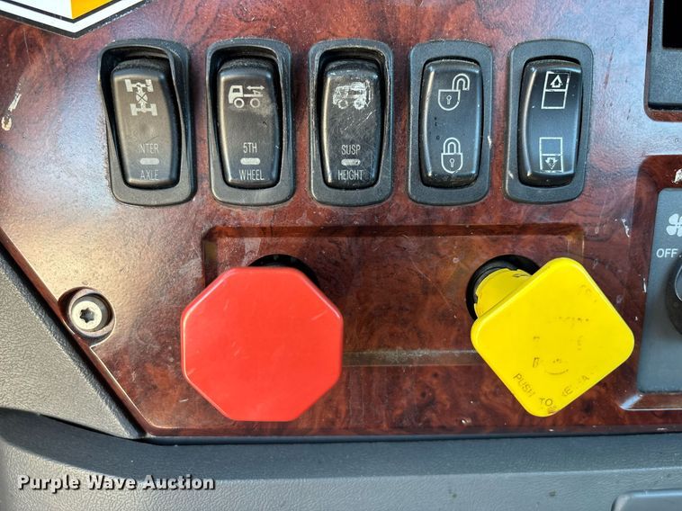 image for item DH8670 2018 Mack CXU613 semi truck