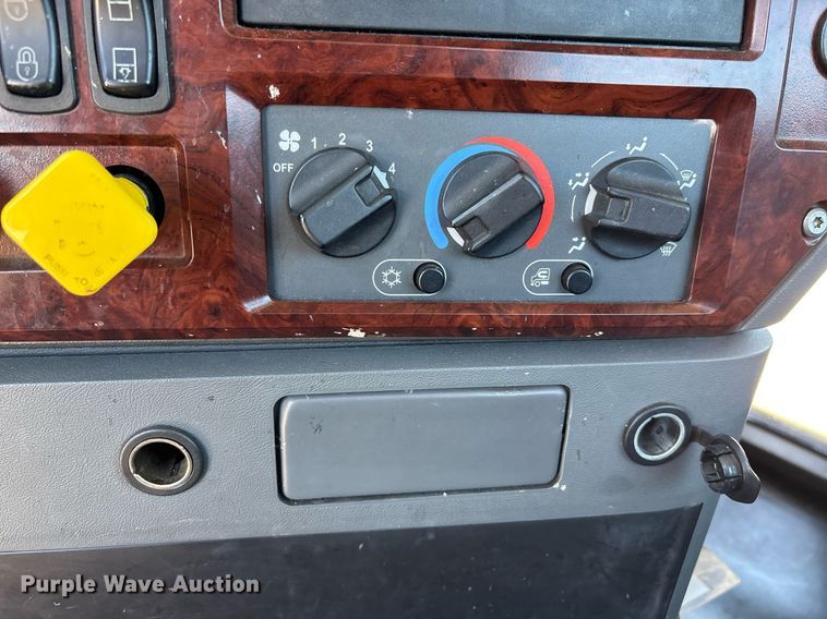 image for item DH8670 2018 Mack CXU613 semi truck