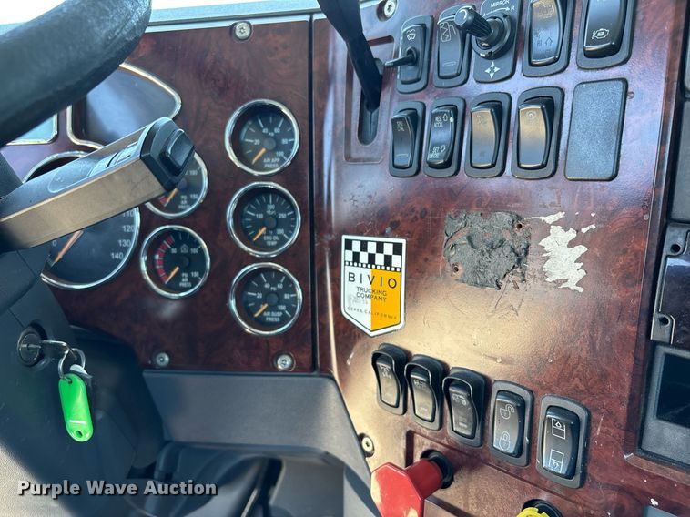 image for item DH8670 2018 Mack CXU613 semi truck