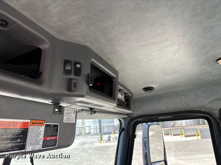 image for item DH8670 2018 Mack CXU613 semi truck