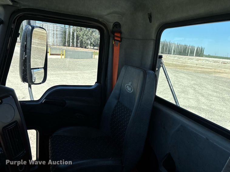 image for item DH8670 2018 Mack CXU613 semi truck