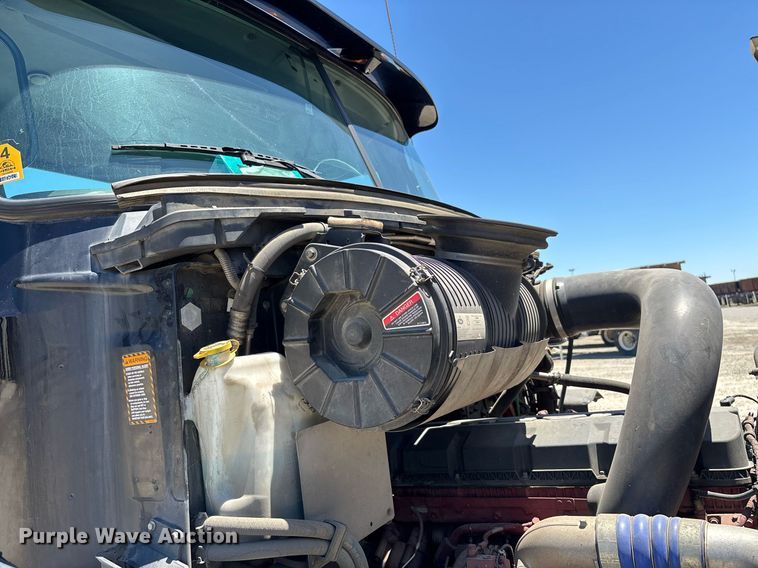 image for item DH8670 2018 Mack CXU613 semi truck