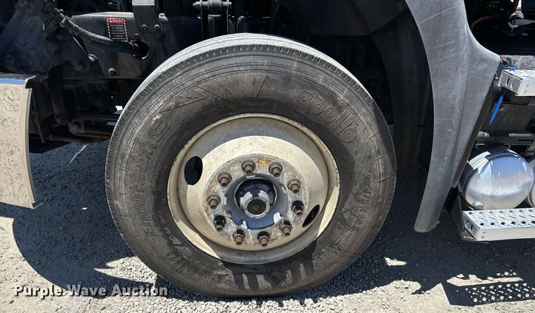 image for item DH8670 2018 Mack CXU613 semi truck