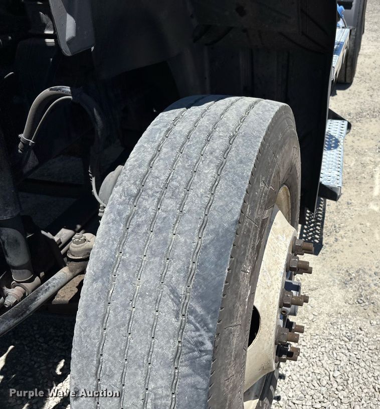 image for item DH8670 2018 Mack CXU613 semi truck