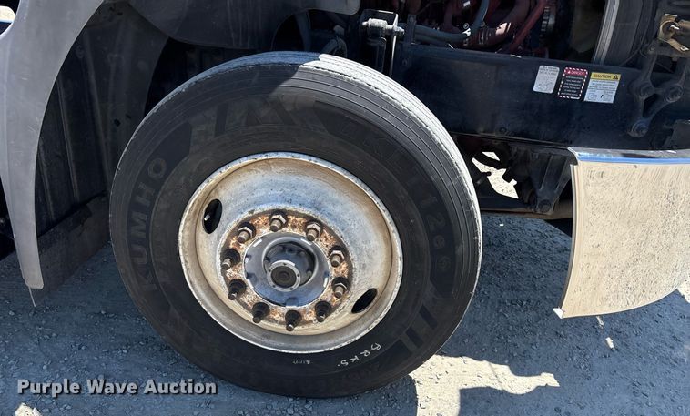 image for item DH8670 2018 Mack CXU613 semi truck