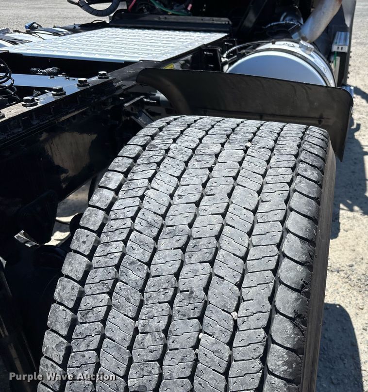 image for item DH8670 2018 Mack CXU613 semi truck