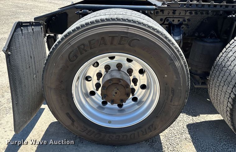 image for item DH8670 2018 Mack CXU613 semi truck