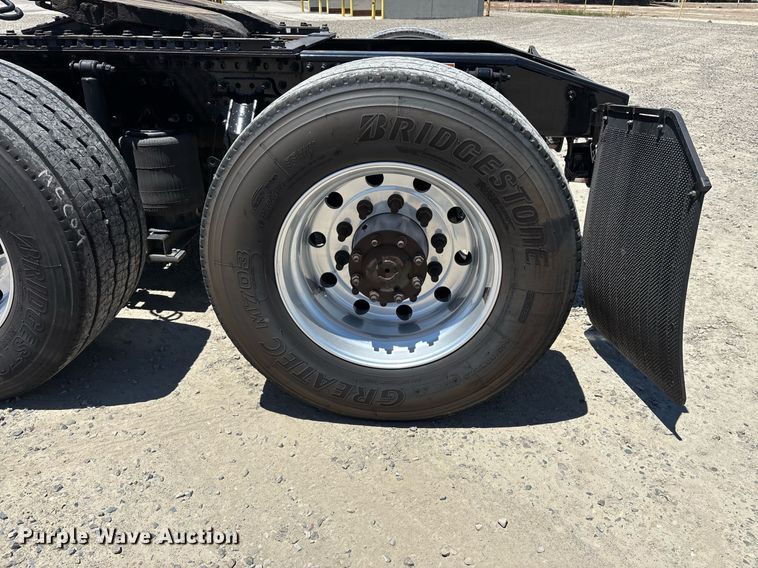 image for item DH8670 2018 Mack CXU613 semi truck