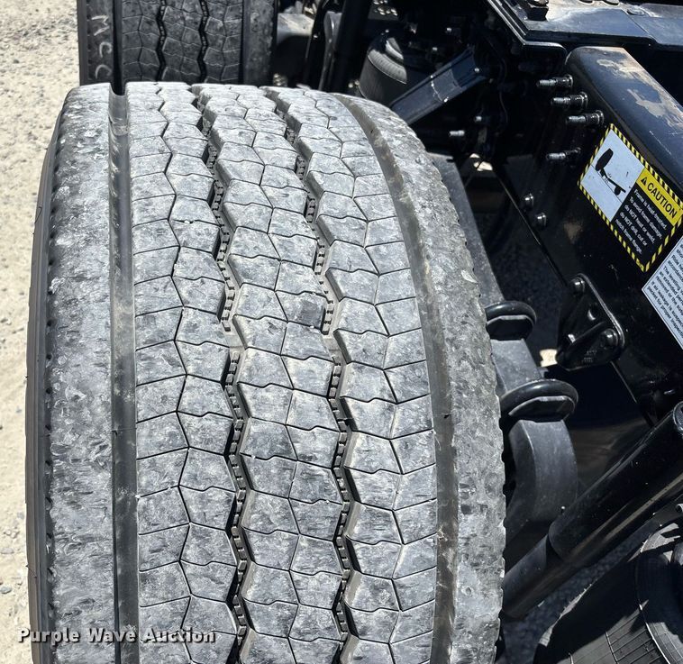 image for item DH8670 2018 Mack CXU613 semi truck