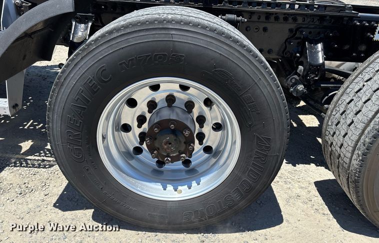 image for item DH8670 2018 Mack CXU613 semi truck