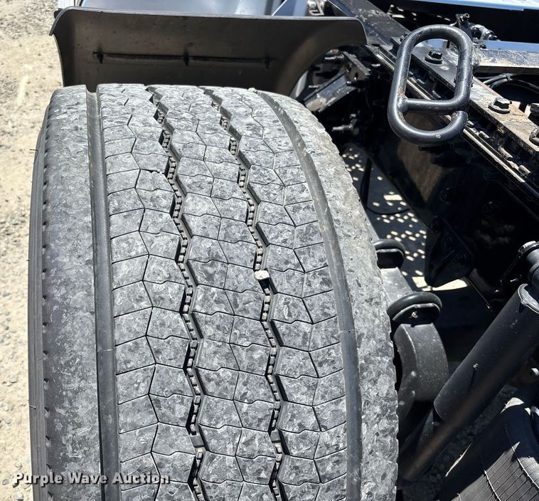 image for item DH8670 2018 Mack CXU613 semi truck