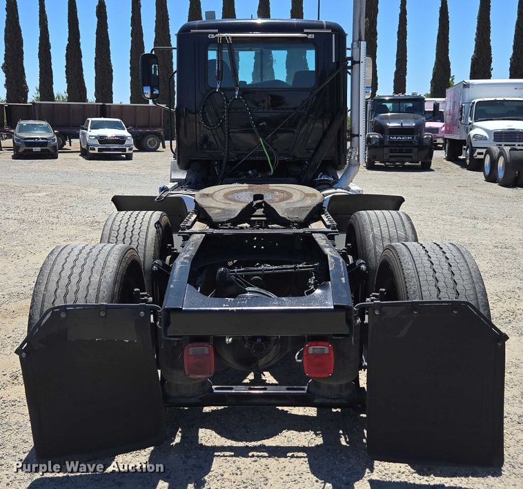 image for item DH8671 2018 Mack CXU613 semi truck