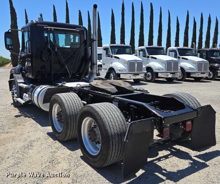 image for item DH8671 2018 Mack CXU613 semi truck