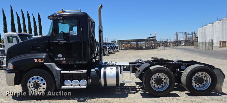 image for item DH8671 2018 Mack CXU613 semi truck