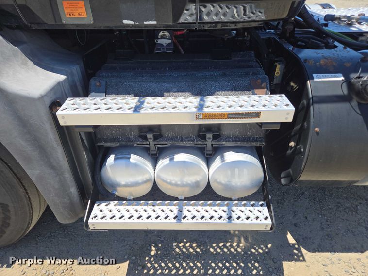 image for item DH8671 2018 Mack CXU613 semi truck