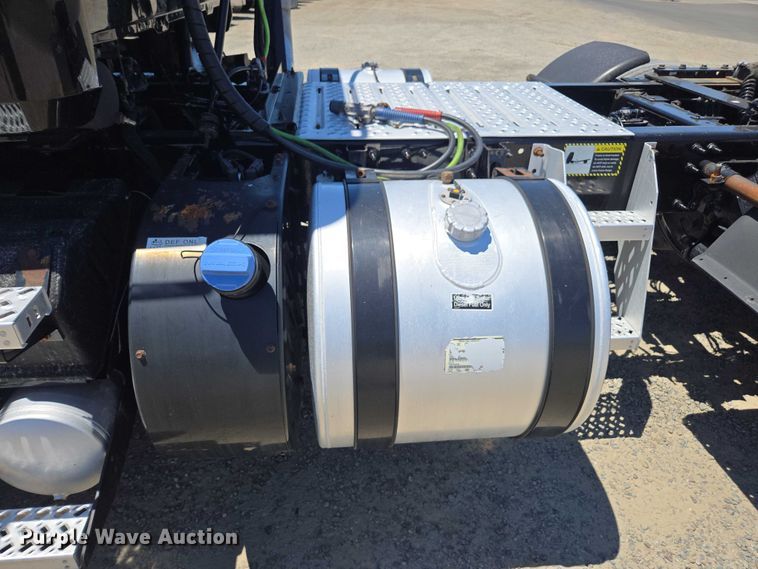 image for item DH8671 2018 Mack CXU613 semi truck