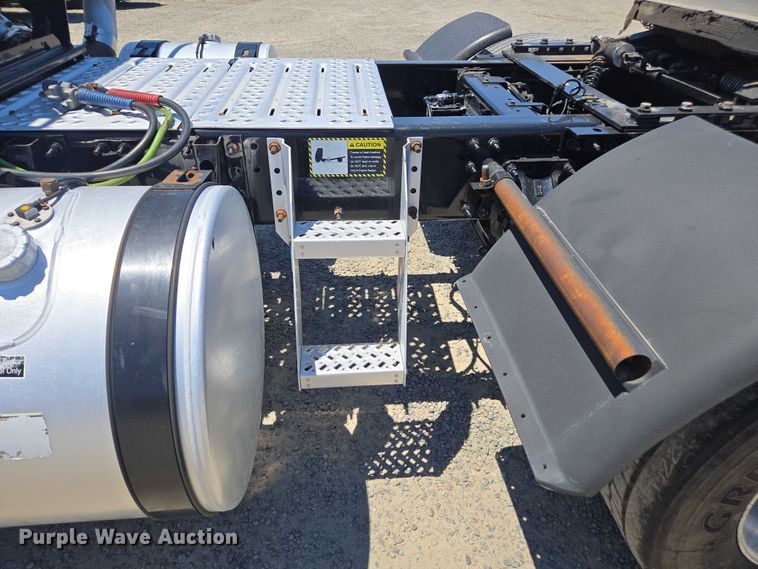 image for item DH8671 2018 Mack CXU613 semi truck