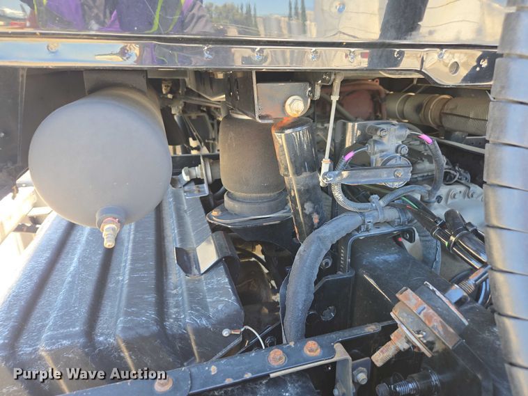 image for item DH8671 2018 Mack CXU613 semi truck