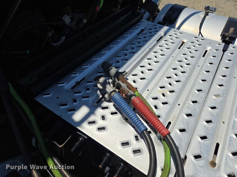 image for item DH8671 2018 Mack CXU613 semi truck