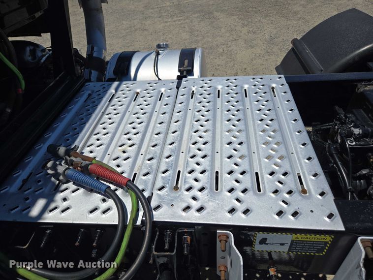 image for item DH8671 2018 Mack CXU613 semi truck