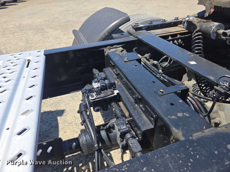 image for item DH8671 2018 Mack CXU613 semi truck