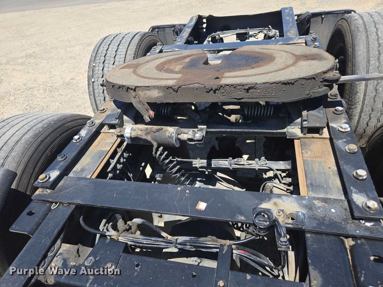 image for item DH8671 2018 Mack CXU613 semi truck