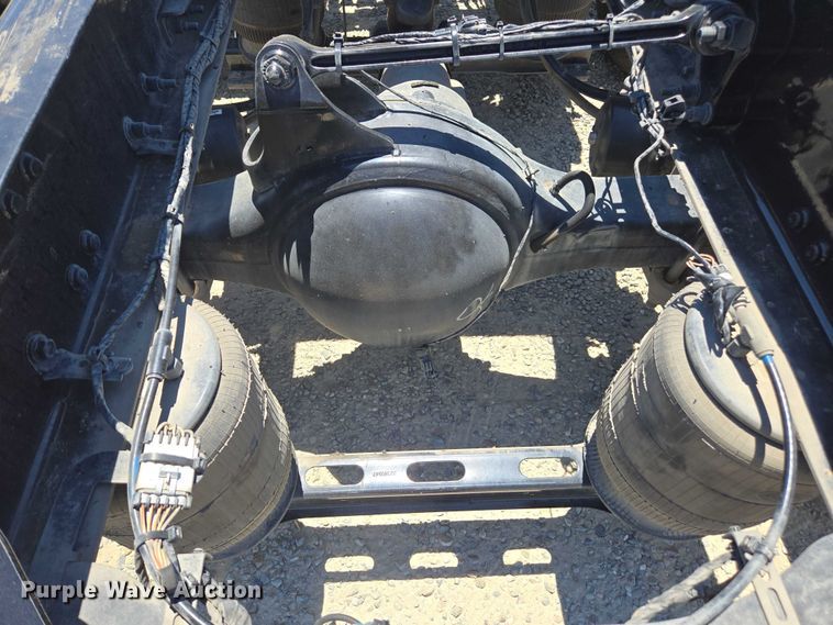 image for item DH8671 2018 Mack CXU613 semi truck