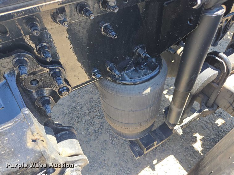 image for item DH8671 2018 Mack CXU613 semi truck